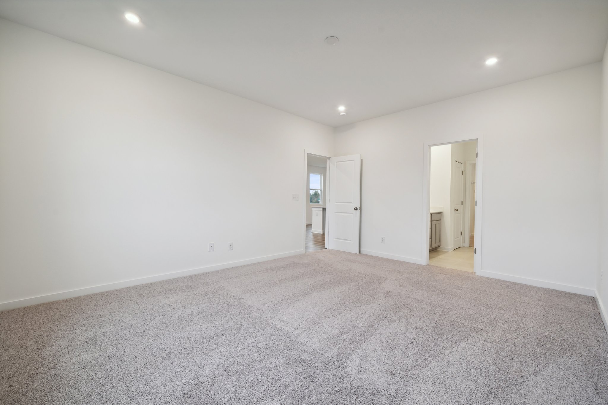 A room with a carpet and a carpet.