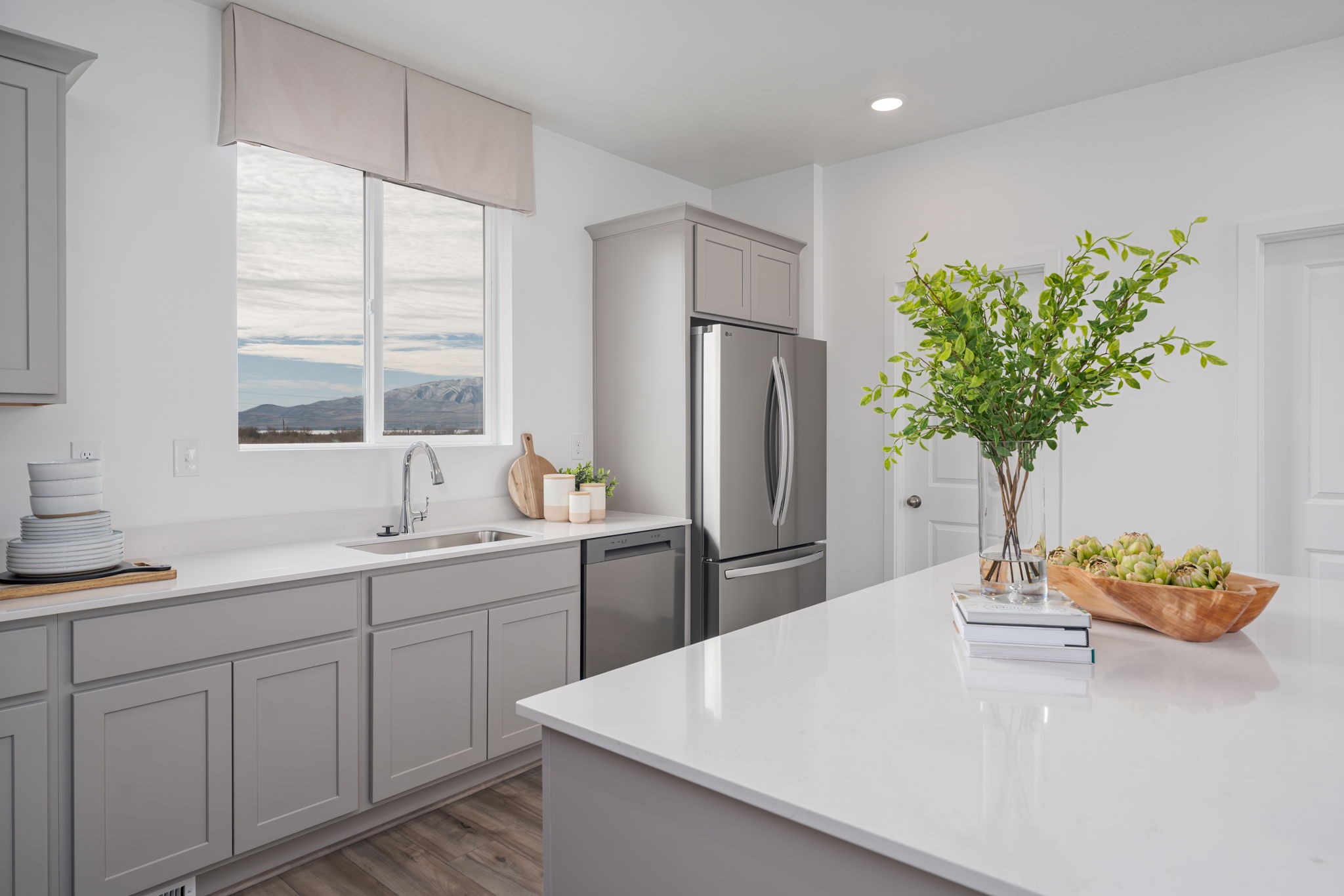 A kitchen with white cabinets.