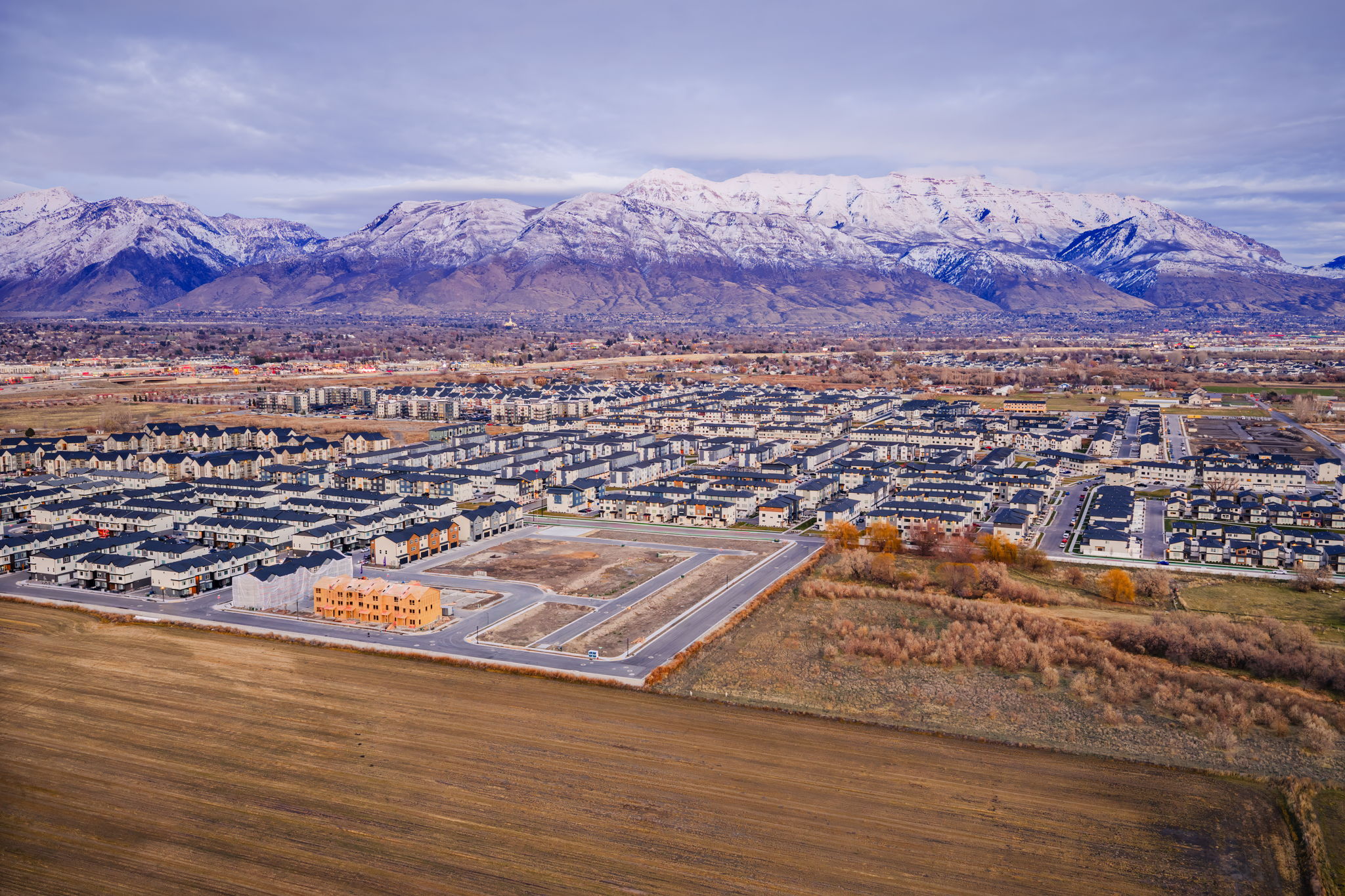 A large city with mountains in the background.
